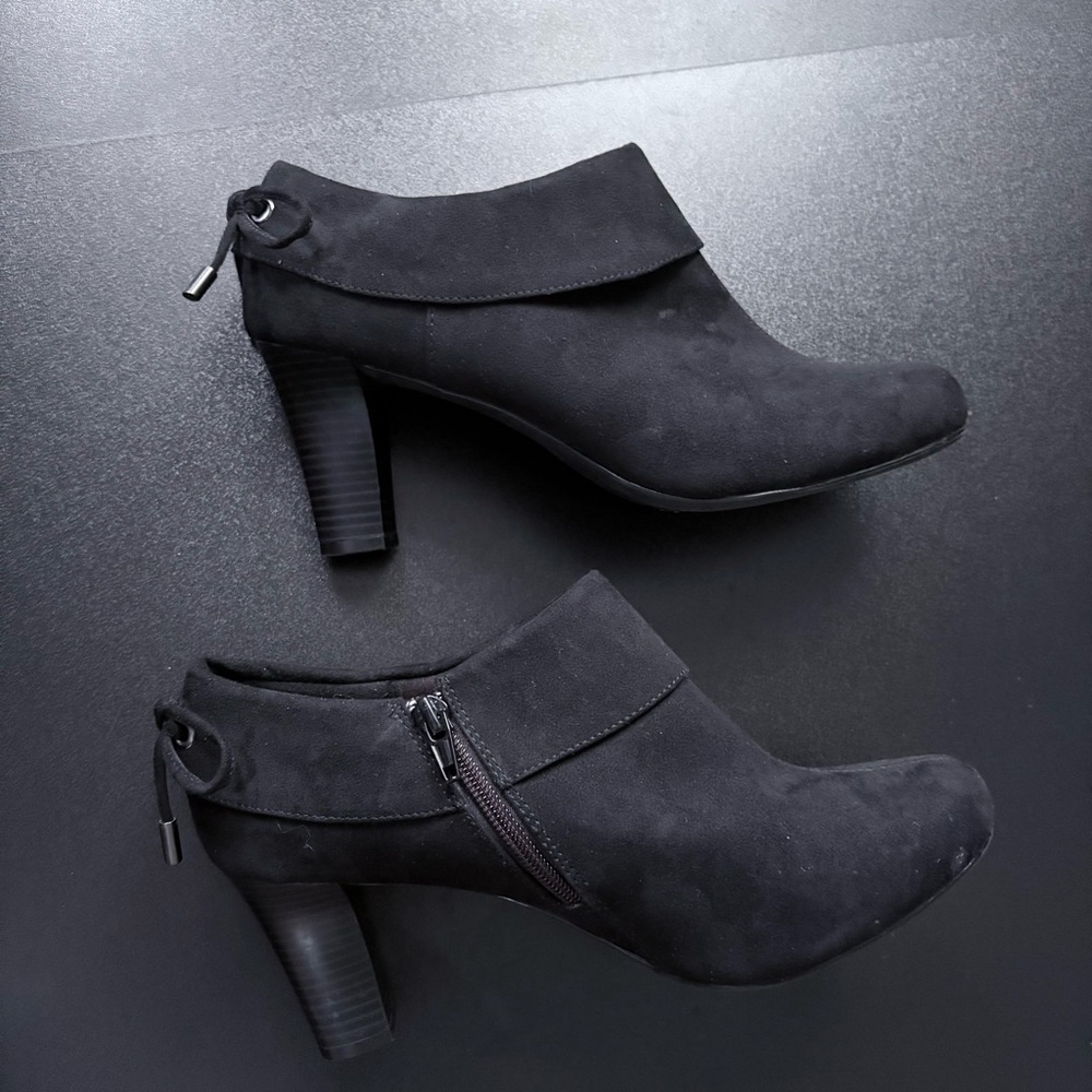 Coach and Four Black Suede Cuffed Ankle Booties with Bow 3 inch heel size 8.5 - Picture 2 of 7